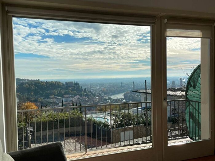 Appartamento quadrilocale in affitto in Viale dei Colli, Valdonega, Verona