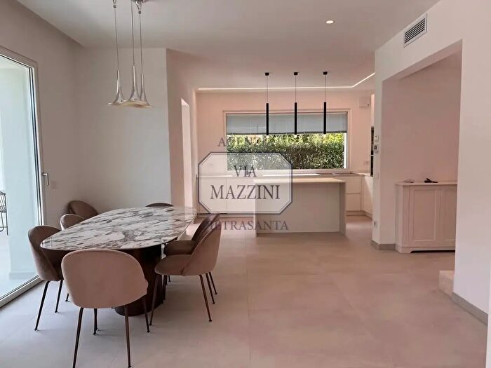 Casa con 12 locali in vendita in Pietrasanta