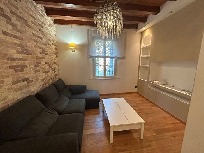 Appartamento con 5 locali in affitto in Viali, Modena