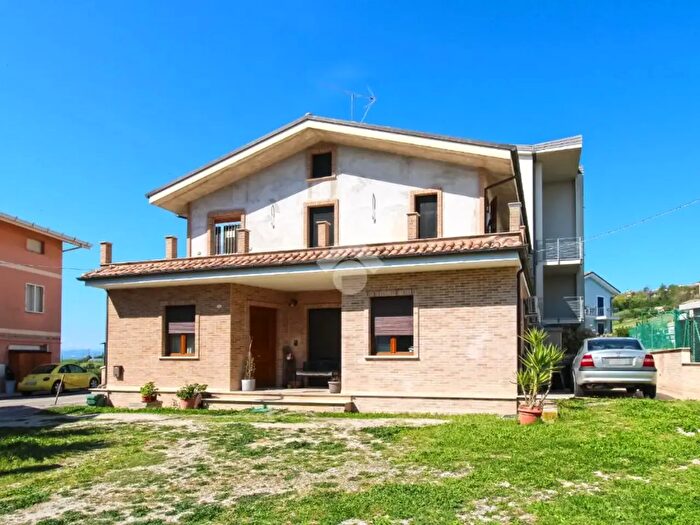 Appartamento quadrilocale in vendita in Via Tevere, Monte Urano
