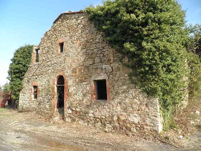 Casa con 9 locali in vendita in Pomarance