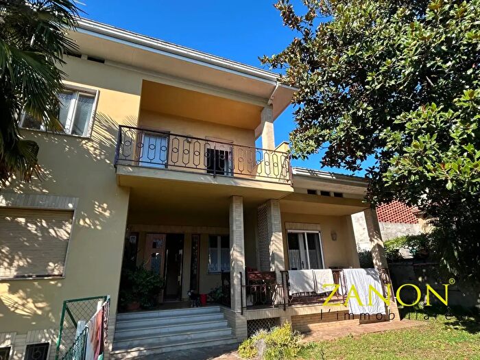 Casa con 10 locali in vendita in Via Sartorio, Gorizia