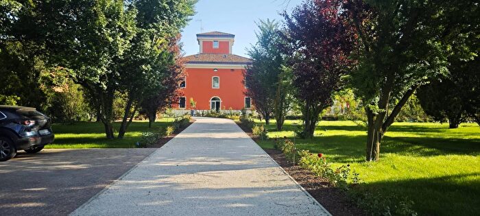 Appartamento con 6 locali in affitto in Stradello Scartazzetta, Modena