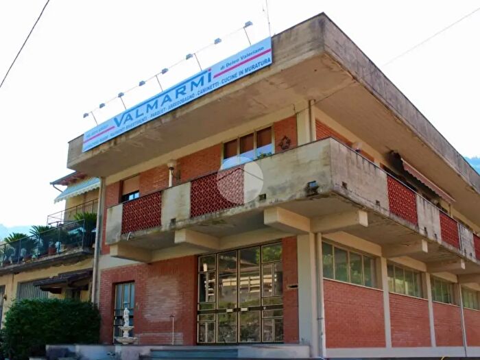 Casa con 6 locali in vendita in Via Fobiana, Vernio
