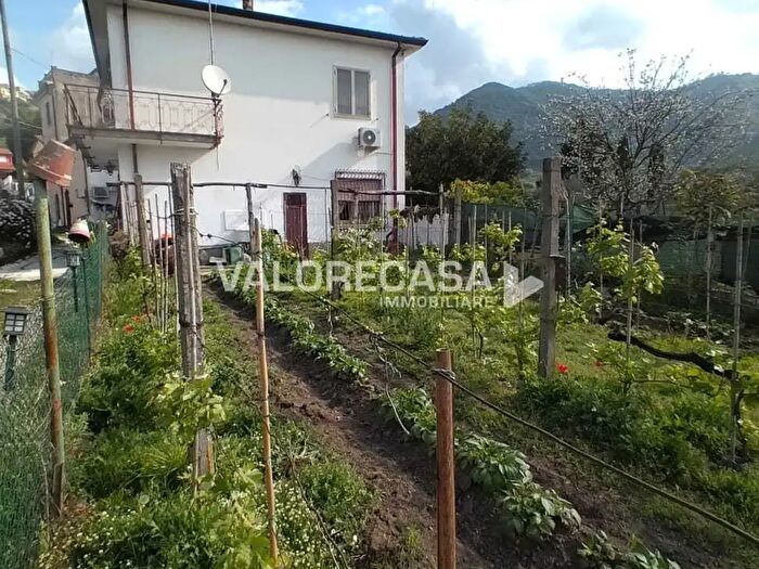 Casa quadrilocale in vendita in Luni