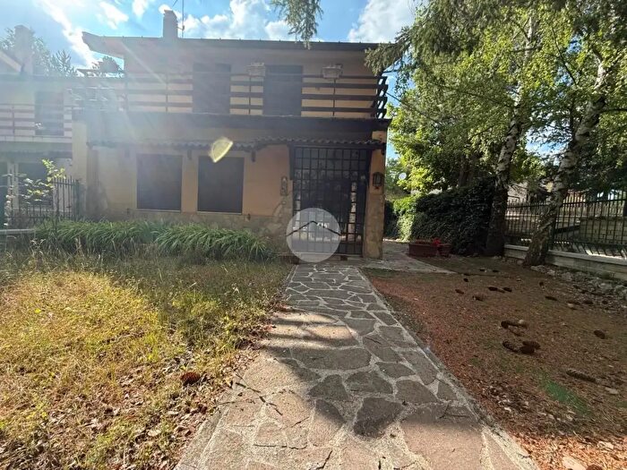 Casa quadrilocale in vendita in Villa a Schiera d'Angolo Bel Vedere, Rocca Di Mezzo