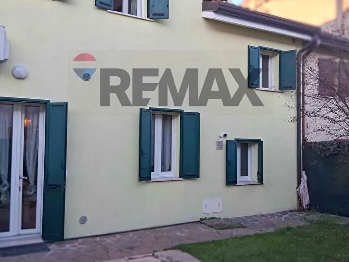 Casa con 8 locali in vendita in Via Fratelli Bandiera, Sermide e Felonica