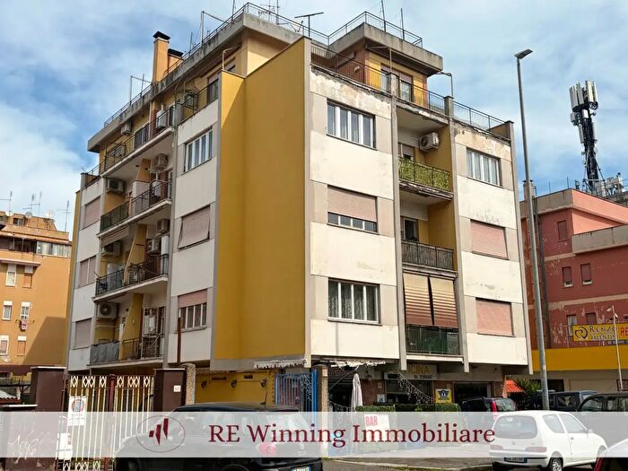 Appartamento trilocale in vendita in Via dei Gelsi, Roma