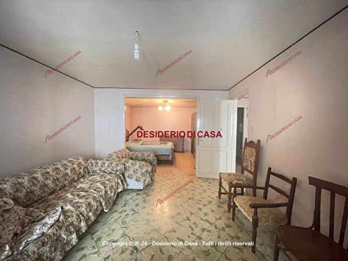 Appartamento quadrilocale in vendita in Via Nicola Botta, Cefalu