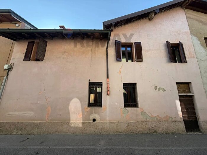 Casa quadrilocale in vendita in Via Trento, Capriate San Gervasio