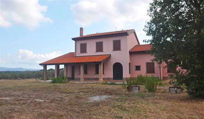 Casa con 10 locali in vendita in Cecina