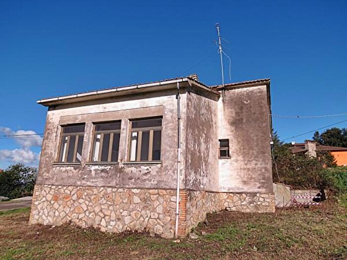 Casa quadrilocale in vendita in Baschi