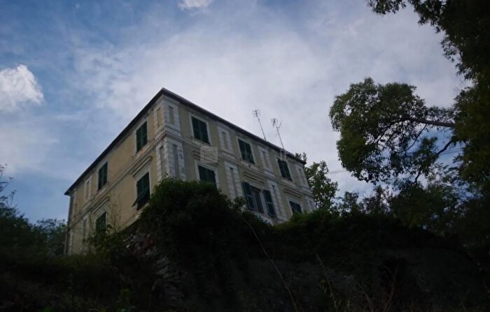 Appartamento con 8 locali in vendita in Via NS della Guardia, Genova