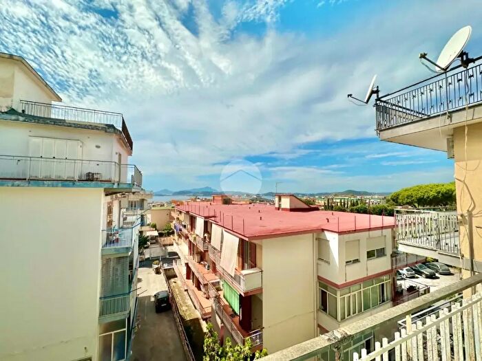Appartamento trilocale in vendita in Via Solfatara, Pozzuoli