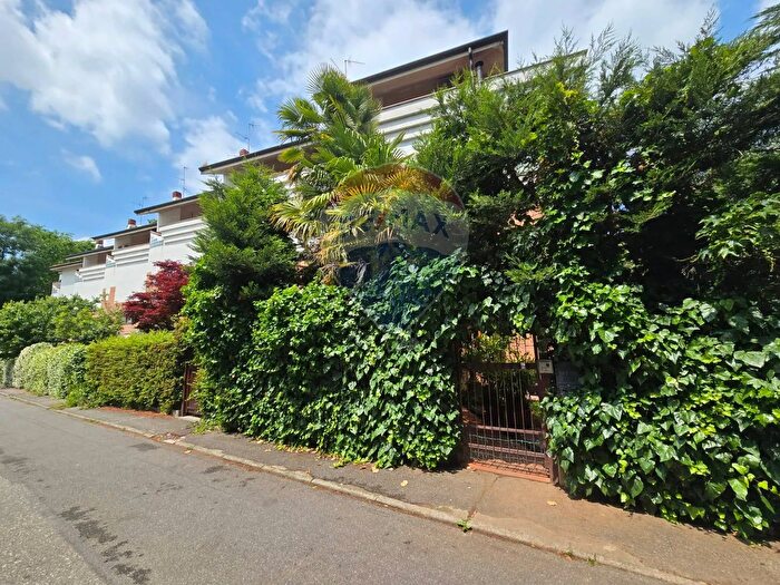 Casa con 5 locali in vendita in Via Correggio, Monza