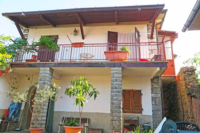 Casa con 8 locali in vendita in Comano