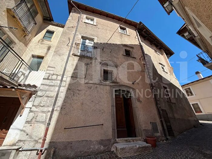 Casa con 5 locali in vendita in Via Avignone, Rocca Di Mezzo