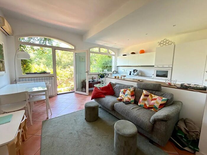 Casa con 7 locali in vendita in Via Giovanni Corsaro, Sant'Agata Li Battiati