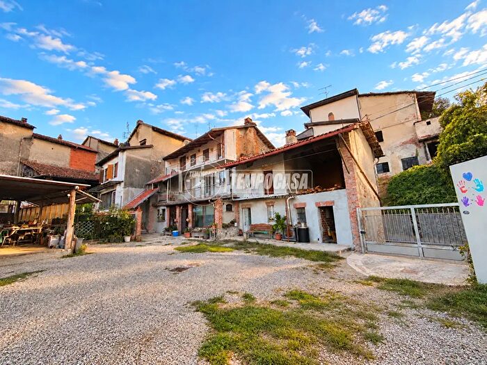 Casa con 8 locali in vendita in Via Francesco Gaio, Candia Canavese
