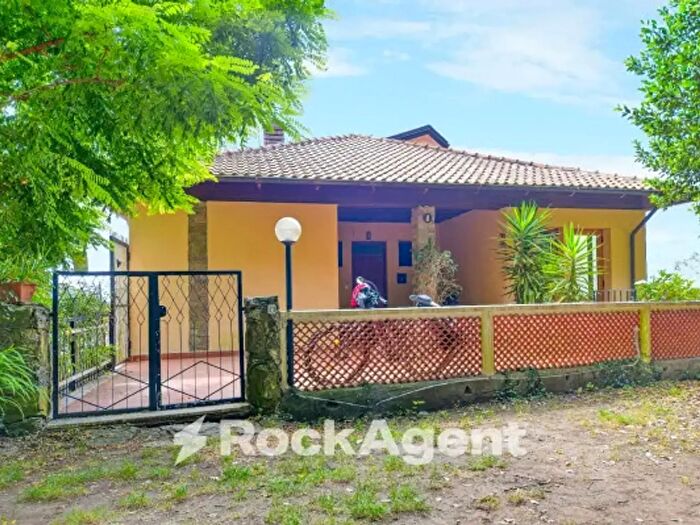 Appartamento trilocale in vendita in Via del Poggio, Varazze