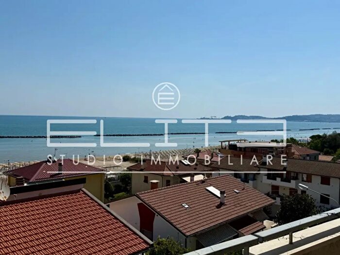 Appartamento trilocale in vendita in Via Mercantini, Ancona