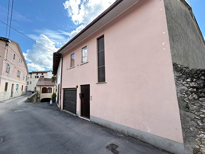 Casa con 8 locali in vendita in Via Monte Cimone, Caltrano