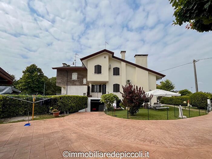 Casa con 8 locali in vendita in San Dona di Piave, San Dona Di Piave