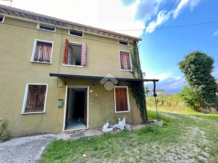 Casa con 5 locali in vendita in Via Chiesa, Loria