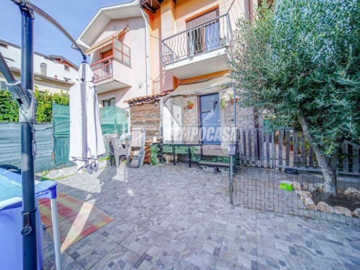 Casa quadrilocale in vendita in Via Giuseppe Garibaldi, Centro, Carnago
