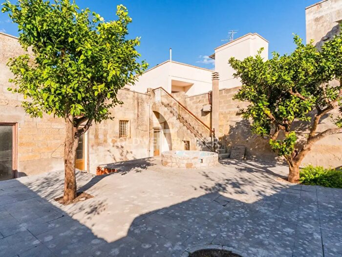 Casa con 6 locali in vendita in Via Lecce, Vernole