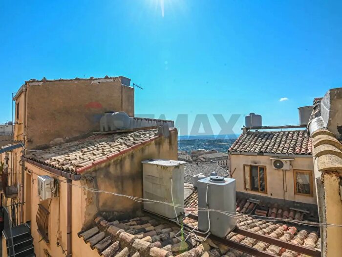 Appartamento quadrilocale in vendita in Via Ex Matrice, Caltagirone