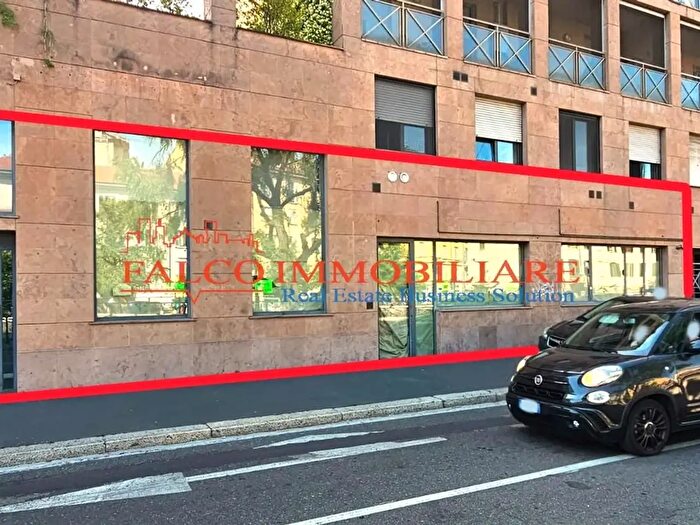 Casa con 12 locali in affitto in Alzaia Naviglio Pavese, Milano