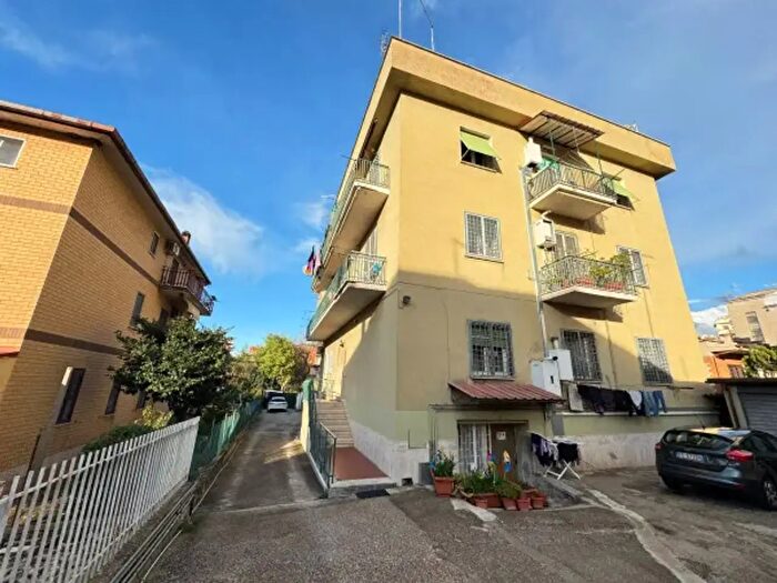 Appartamento trilocale in vendita in Via Biancavilla, Roma