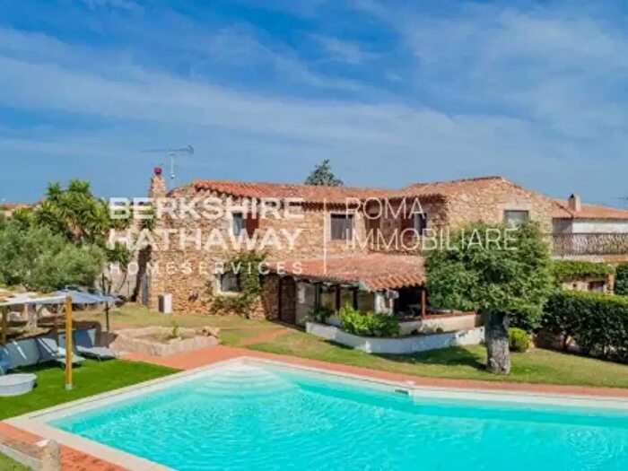 Casa con 6 locali in vendita in Via di Lurotu Mannu, Olbia