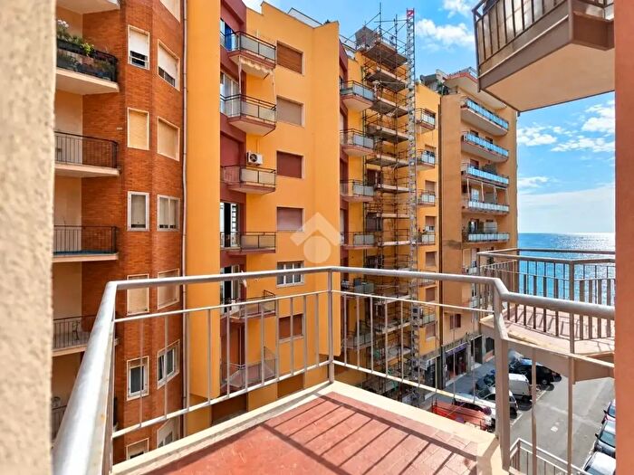 Appartamento trilocale in vendita in Via Amilcare Ponchielli, Savona