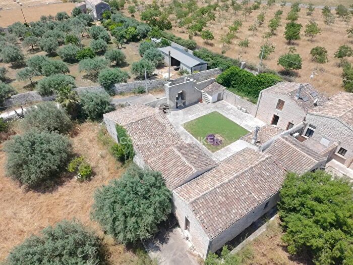 Casa con 7 locali in vendita in Cda Muglifulo, Modica