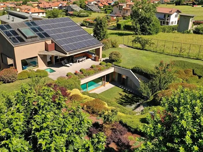Casa con 6 locali in vendita in Laghetto, Colico