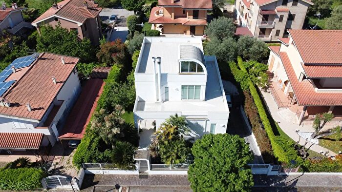 Casa con 7 locali in vendita in Via Cuba, Pineto