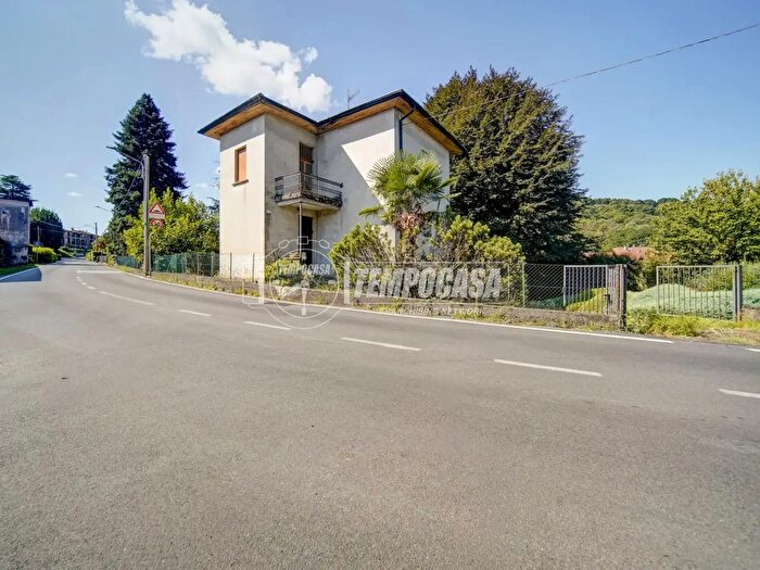 Casa quadrilocale in vendita in Via Giuseppe Garibaldi, Azzate