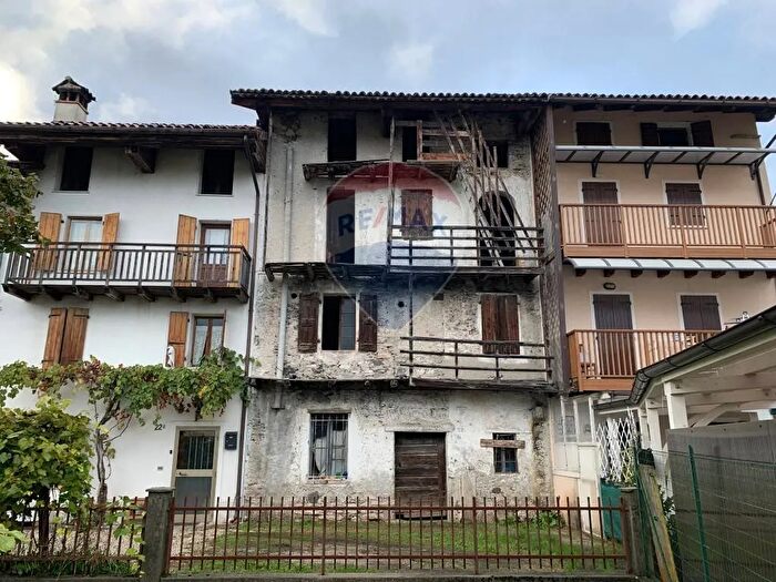 Casa con 7 locali in vendita in Viale Pedavena F, Feltre