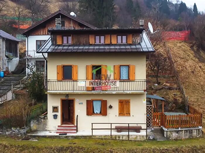 Appartamento con 10 locali in vendita in Via Moggio, Paularo