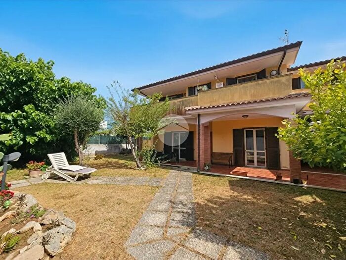Casa quadrilocale in vendita in Via Giuseppe Giusti, Anzio