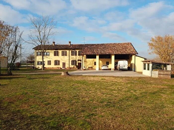 Casa con 7 locali in vendita in Pandino