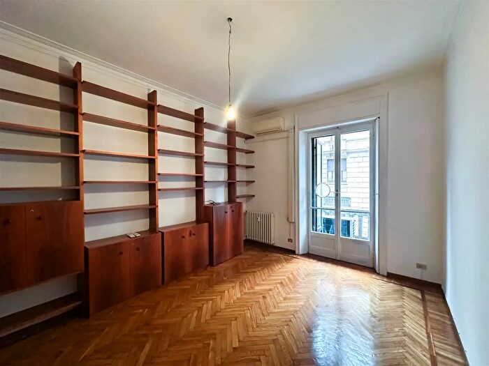 Appartamento trilocale in vendita in Via Caprera, Milano