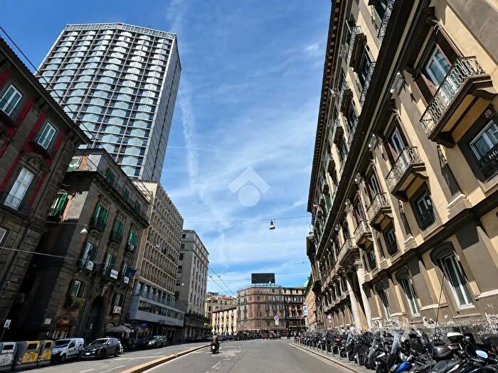 Appartamento bilocale in affitto in Via Medina, Napoli