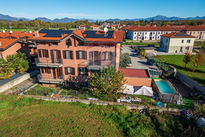 Casa con 8 locali in vendita in Via Edison, Lonate Ceppino