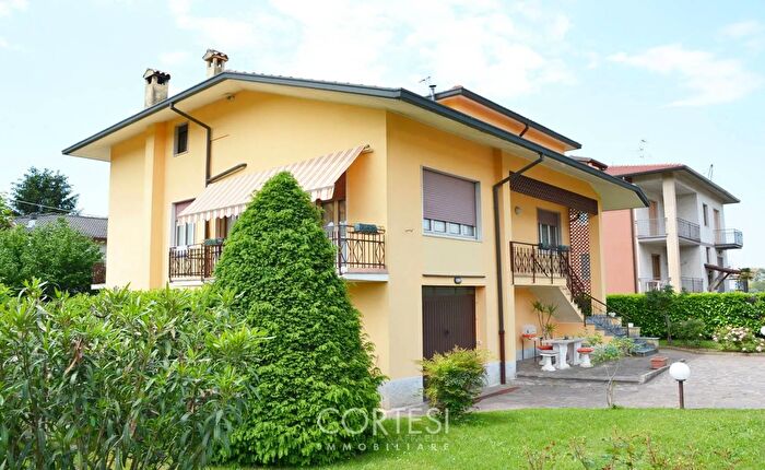 Casa con 7 locali in vendita in Via Monte Grappa Gorlago, Gorlago