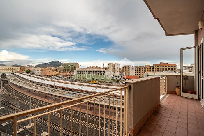 Appartamento con 6 locali in vendita in Piazza Vincenzo Tineo, Palermo