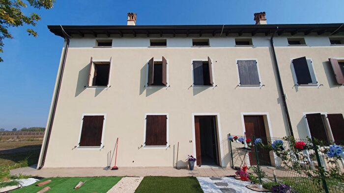 Casa con 7 locali in vendita in Via Villanova, San Felice Sul Panaro