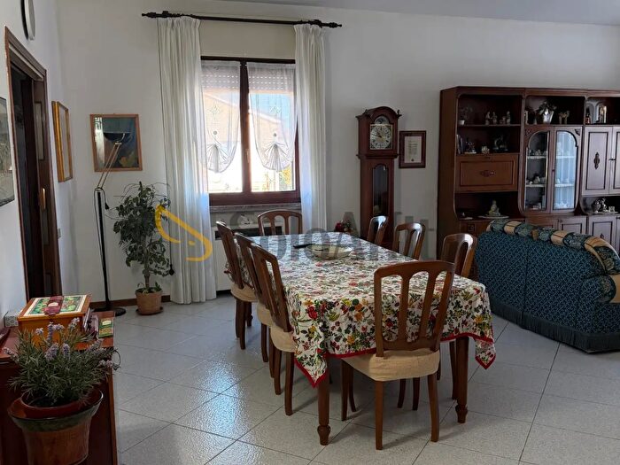 Appartamento trilocale in affitto in Via dei Tigli, Solaro